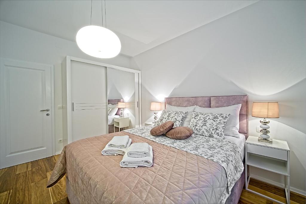 a bedroom with a bed with two towels on it at Blue apartment in Ston