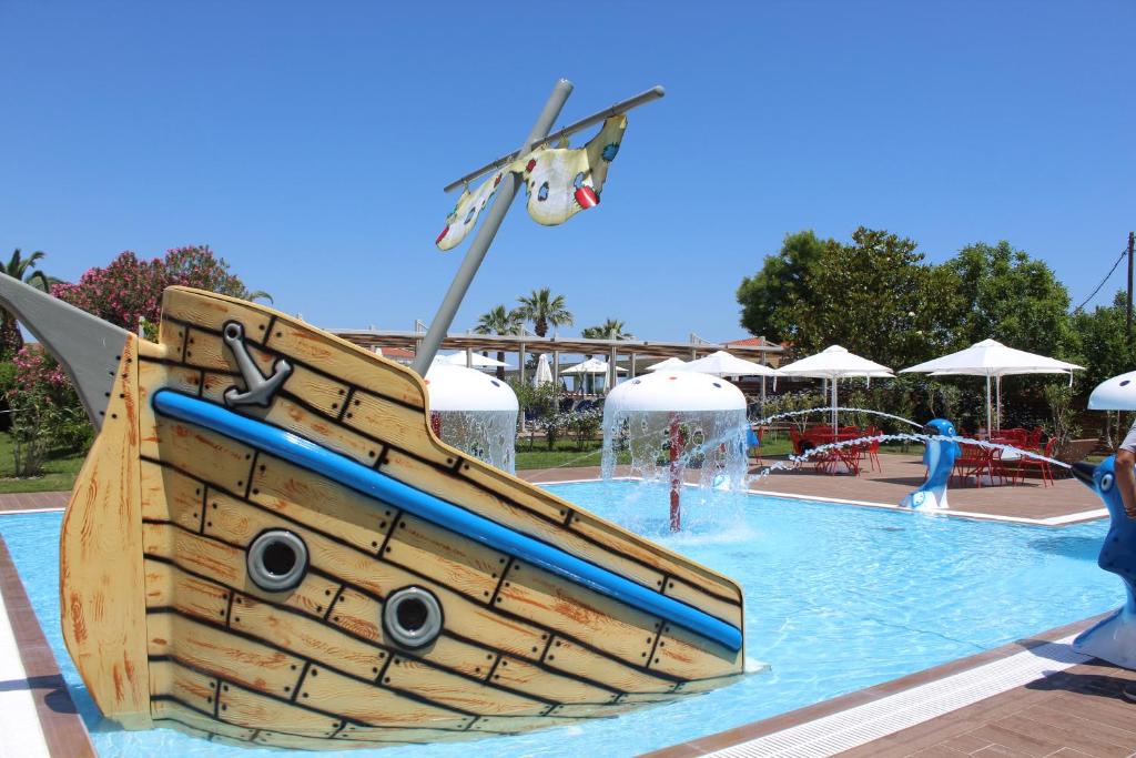 Bazén v ubytování Poseidon Palace nebo v jeho okolí