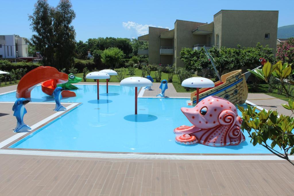 Bazén v ubytování Poseidon Palace nebo v jeho okolí