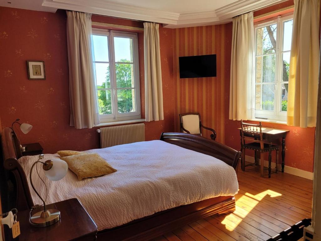 sypialnia z łóżkiem, biurkiem i oknami w obiekcie Villa Matignon w mieście Bagnoles de l'Orne