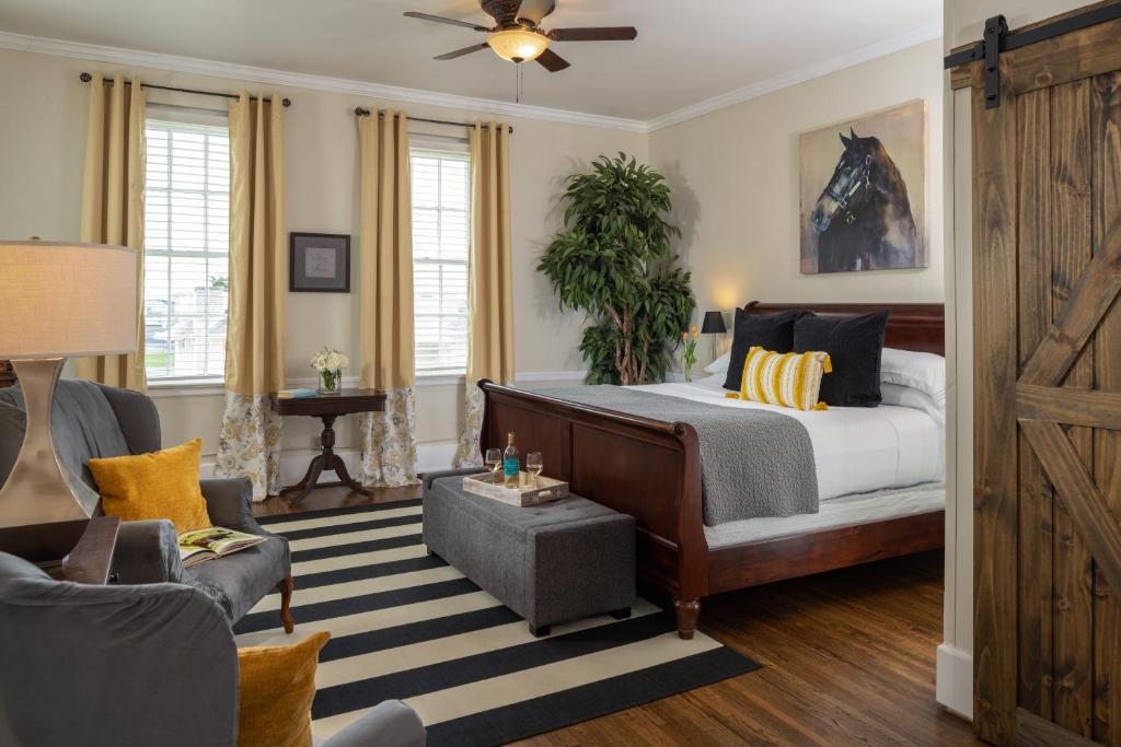 ein Schlafzimmer mit einem Bett und einem Sofa in der Unterkunft Magnolia Manor and Chapel in Humboldt