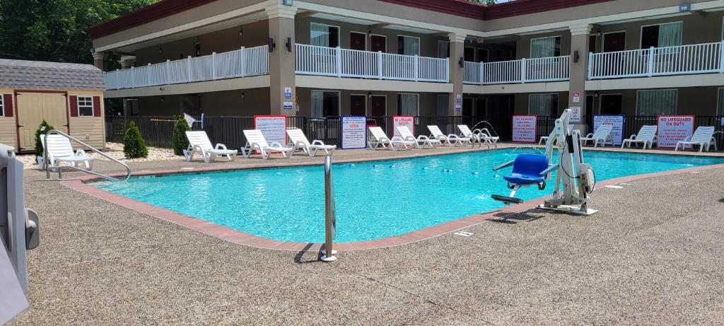 a swimming pool in front of a hotel at Red Roof Inn Bordentown - McGuire AFB in Bordentown