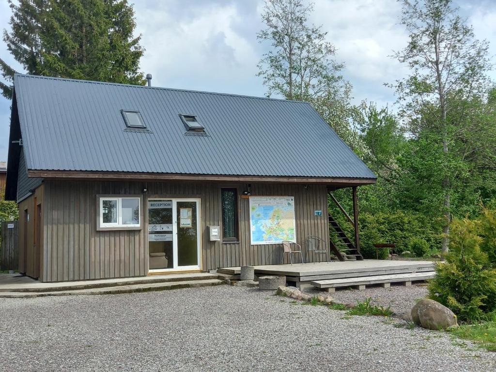 een klein gebouw met een bank ervoor bij Motel Saunapunkt in Laagri