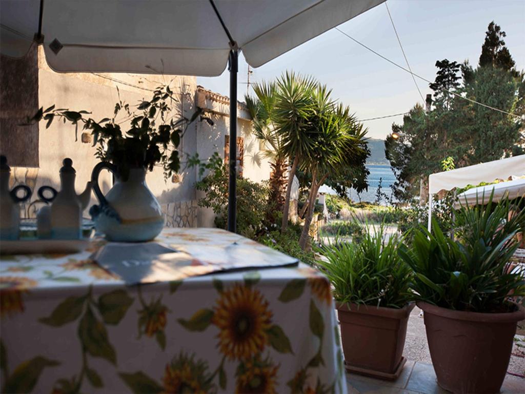 stół z wazonem na górze w obiekcie CASA CON VERANDA SUL MARE e A 4 MINUTI A PIEDI DALLA SPIAGGIA w mieście Custonaci