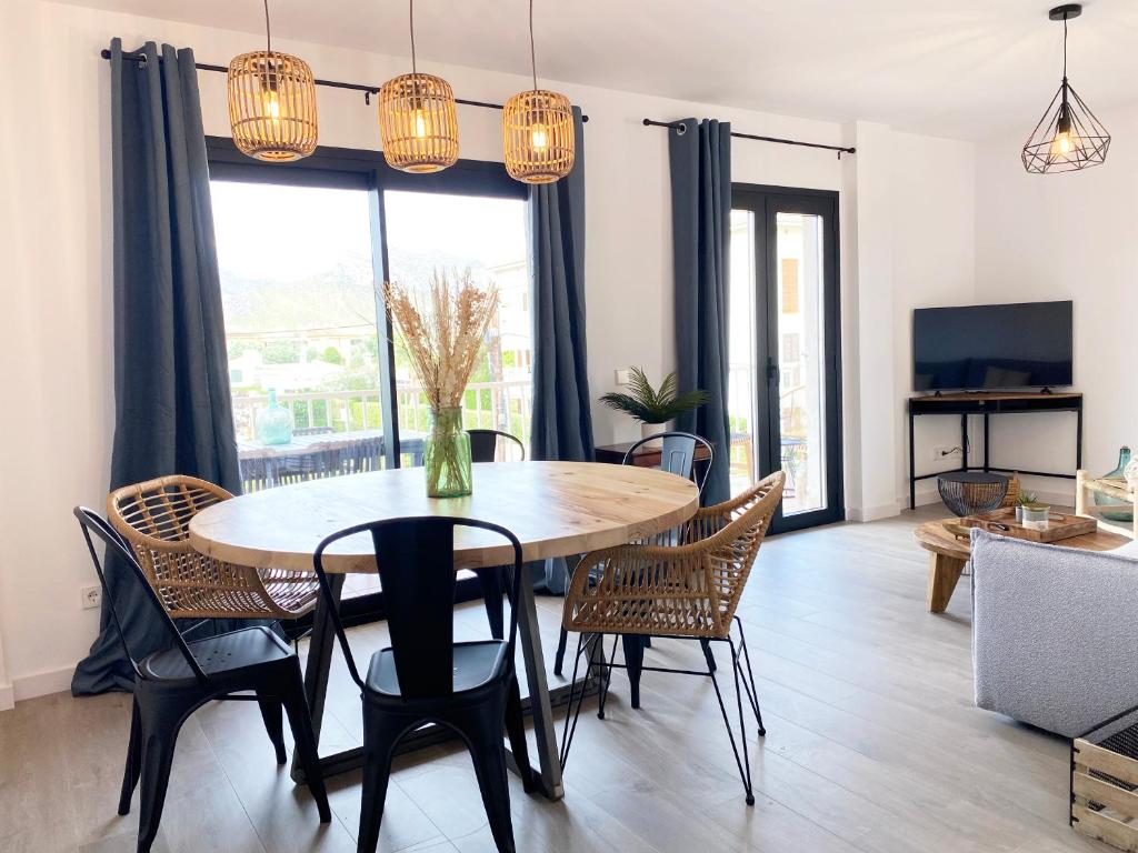 een eetkamer met een tafel en stoelen bij Apartamento recién reformado para 6 personas in Port de Pollença