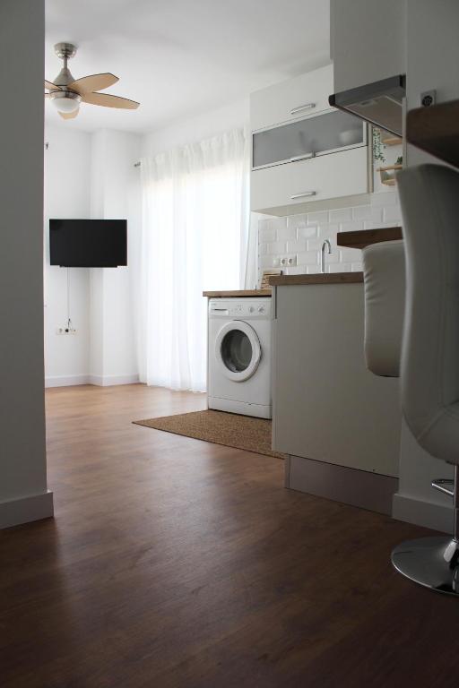 Telewizja i/lub zestaw kina domowego w obiekcie Beautiful brand new 2 bedroom flat with terrace
