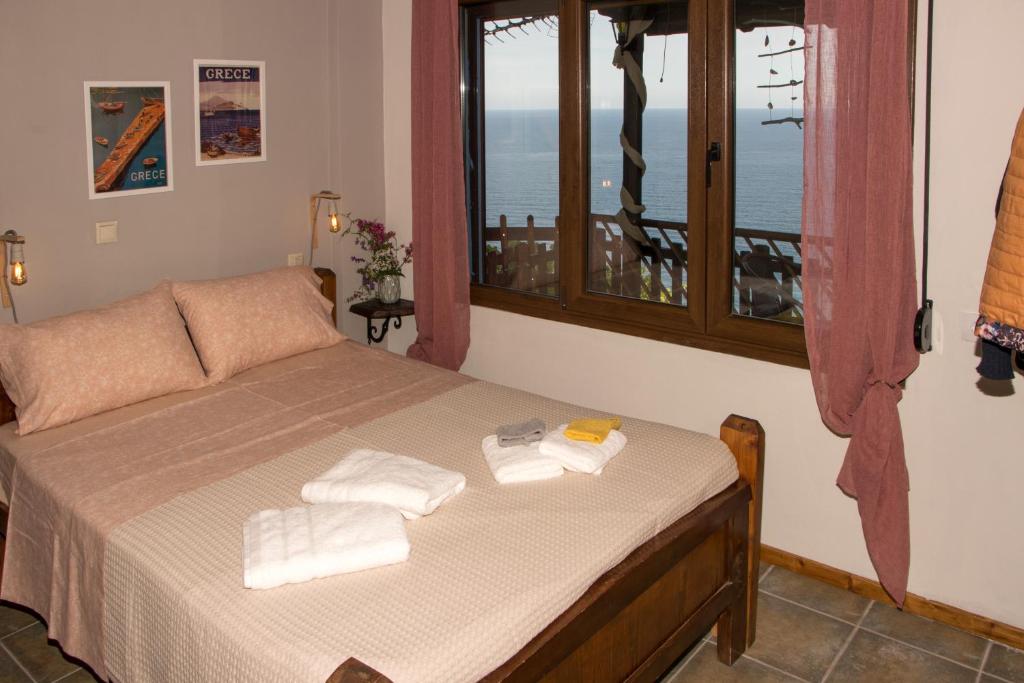 A bed or beds in a room at Balcony on the Rocks