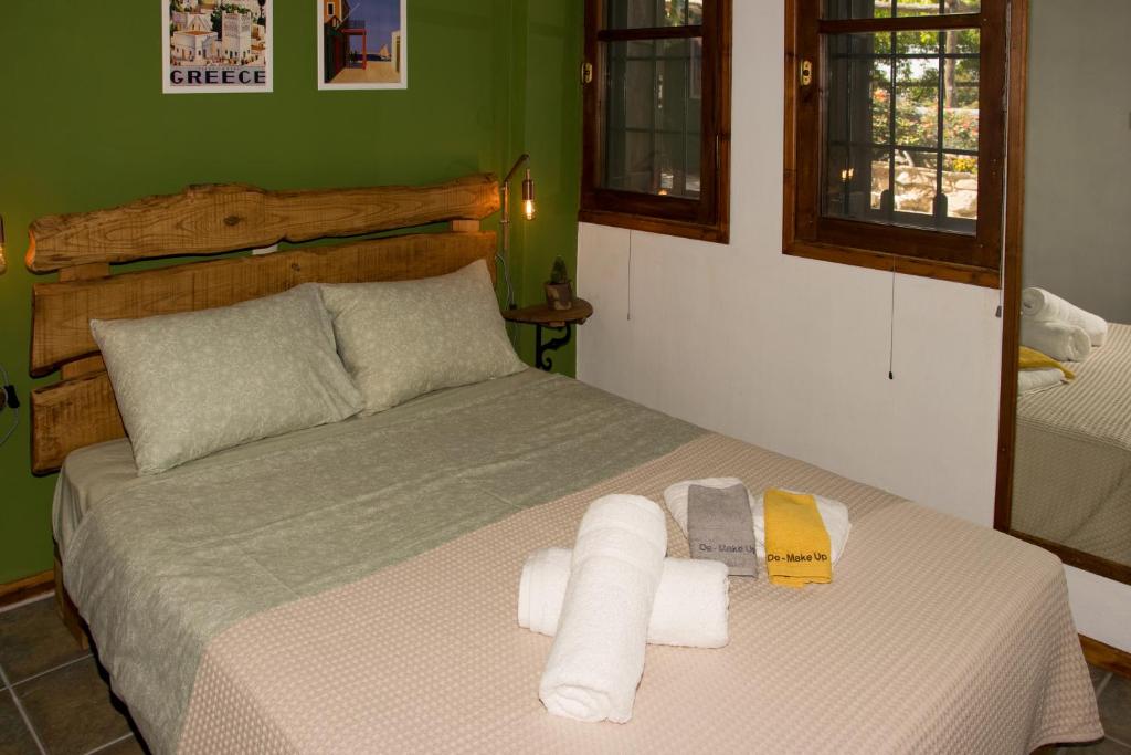 A bed or beds in a room at Balcony on the Rocks