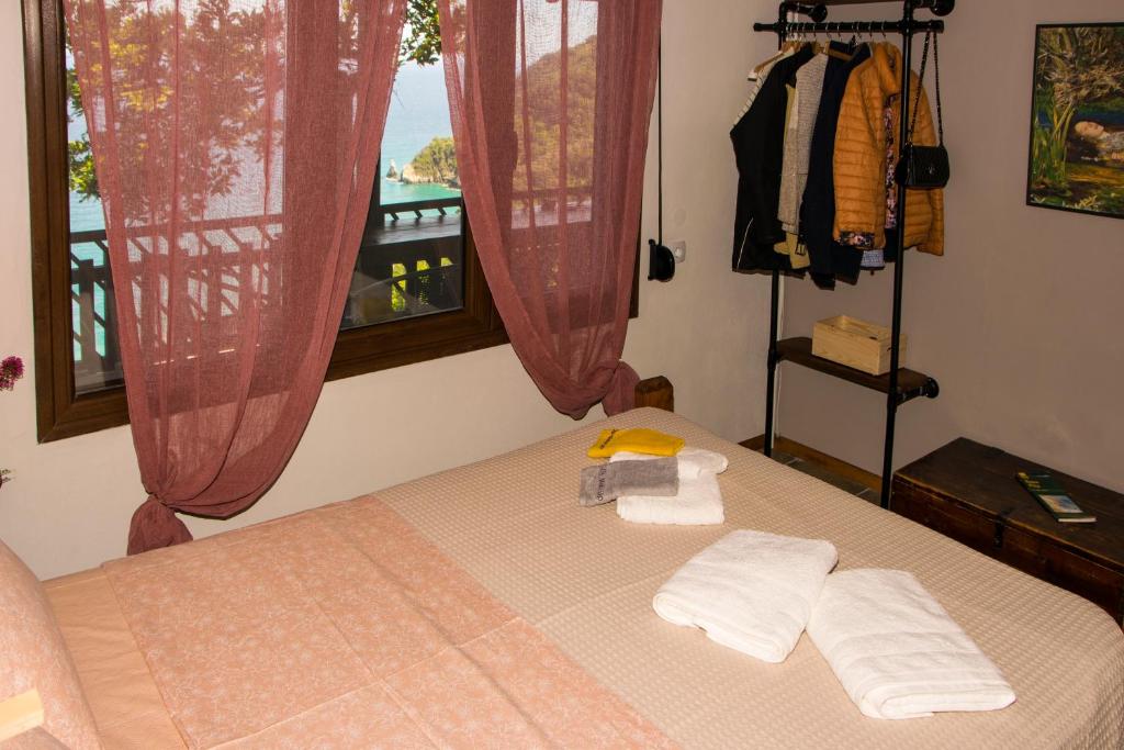 A bed or beds in a room at Balcony on the Rocks