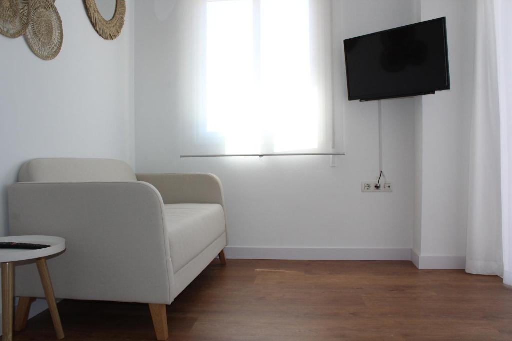 Telewizja i/lub zestaw kina domowego w obiekcie Beautiful brand new 2 bedroom flat with terrace