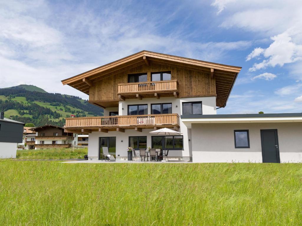 a large house with a wooden roof at Reh4 Appartement in Westendorf