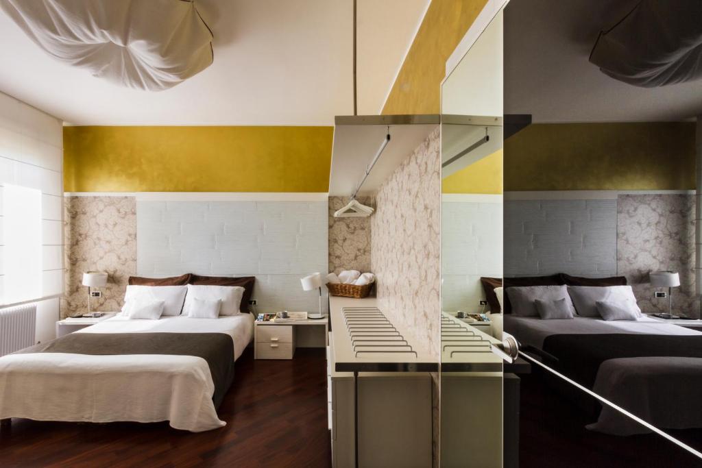 ウーディネにあるBoutique Apartment Casa Angelaのベッドルーム1室(ベッド2台付)が備わります。
