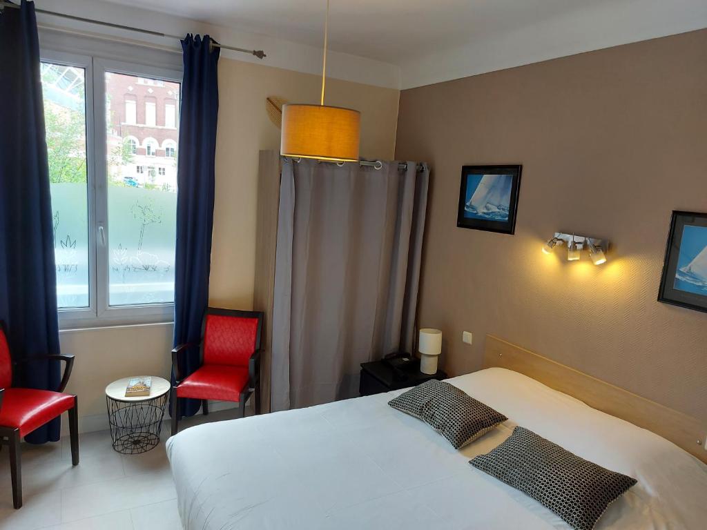 Postel nebo postele na pokoji v ubytování Hotel De La Paix