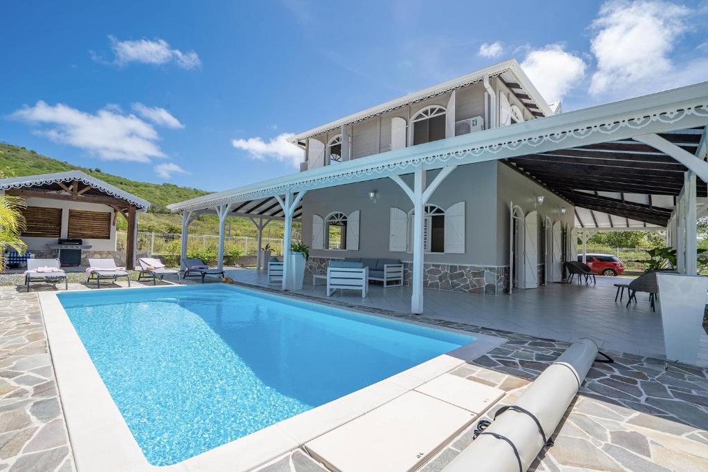 una villa con piscina y una casa en Villa Eldorado, en Sainte-Anne