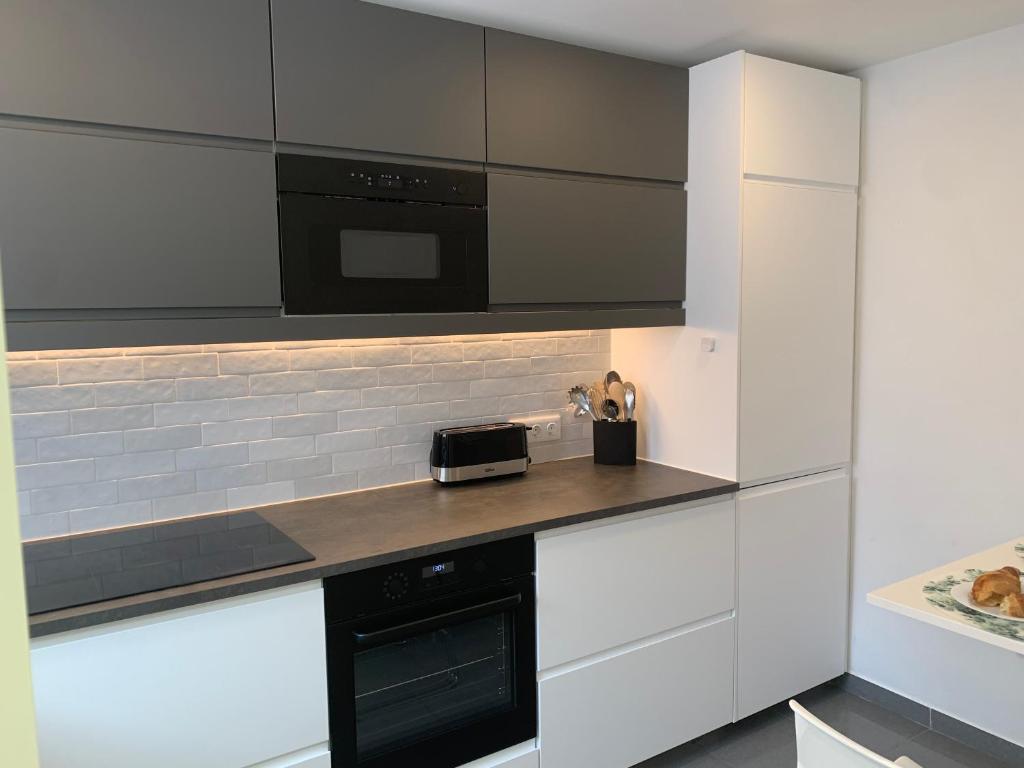 Kuchyňa alebo kuchynka v ubytovaní OZEAN SUNSET HOUSE