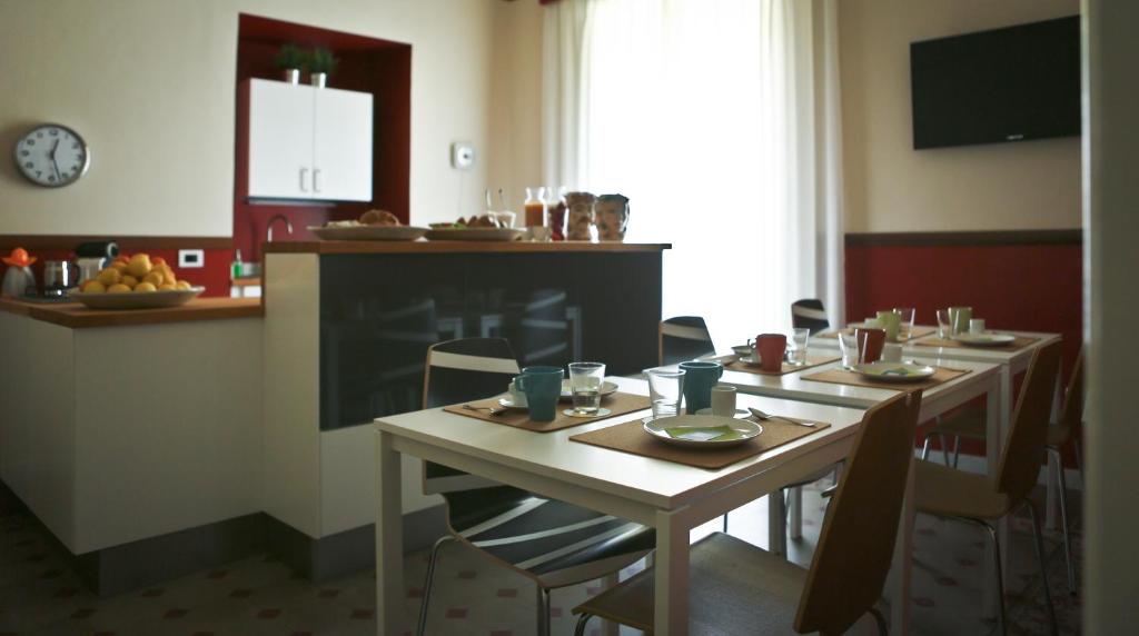 comedor con mesa y sillas y cocina en Liccu Bed and Breakfast, en Catania