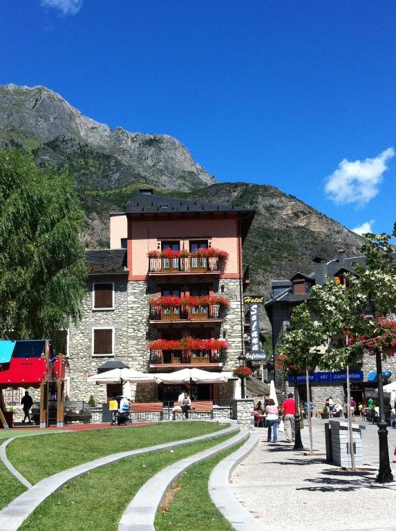 Nespecifikovaný výhled na hory nebo výhled na hory při pohledu z hotelu