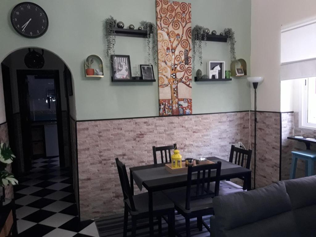 - une salle à manger avec une table et des chaises dans l'établissement Apartamento La escapada, à Malaga
