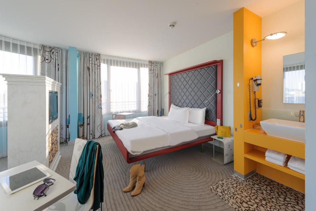 Postel nebo postele na pokoji v ubytování ibis Styles Hotel Berlin Mitte