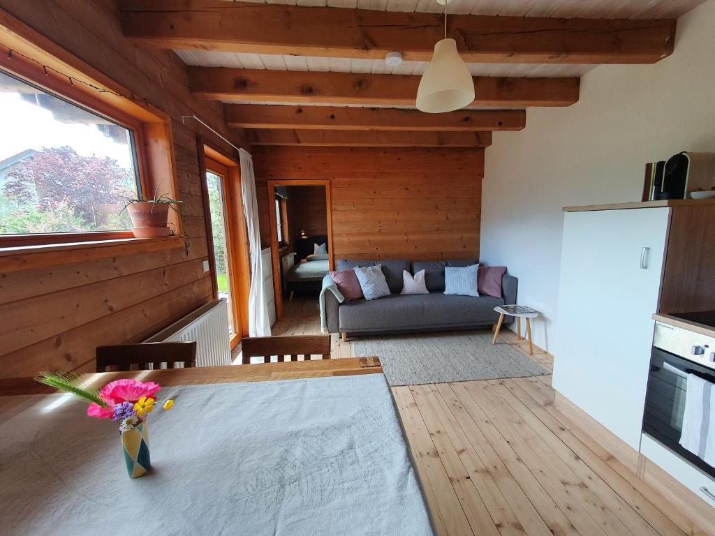 a living room with a table and a couch at Helle und idyllische 2 Zimmer Wohnung am Rande von Berlin in Berlin