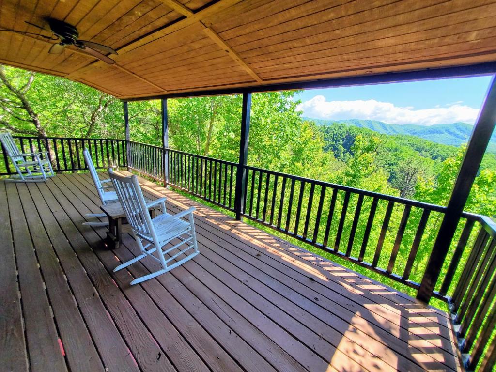 Μπαλκόνι ή βεράντα στο Mountain Ridge 2 King Bedrooms, Hot Tub, Mountain Views, FREE Tickets