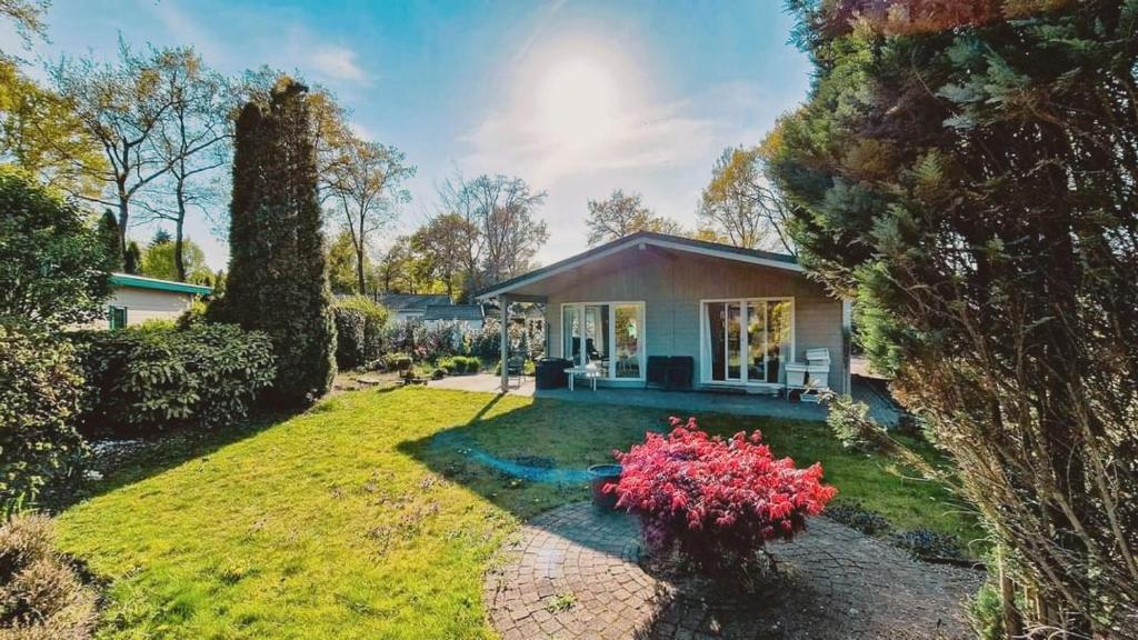 una casa con un patio con una casa en Vakantiehuisje Vechtdal, en Stegeren