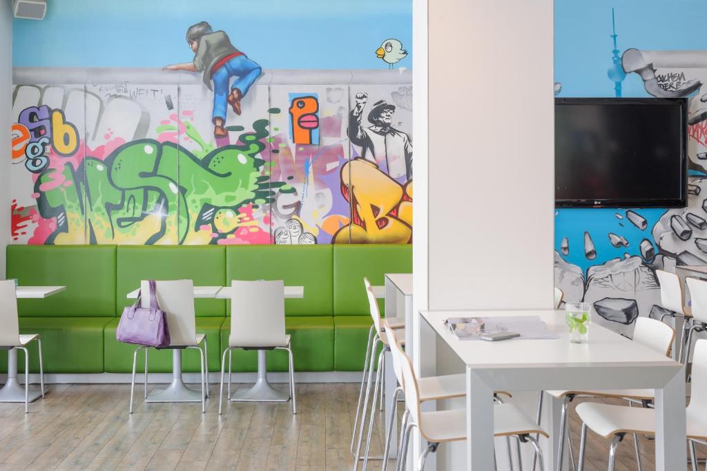 TV a/nebo společenská místnost v ubytování ibis Styles Hotel Berlin Mitte