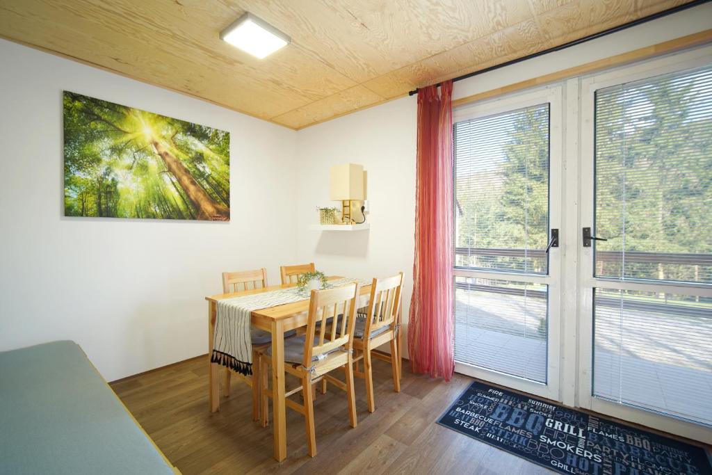 Balkón nebo terasa v ubytování Chatky Lesná