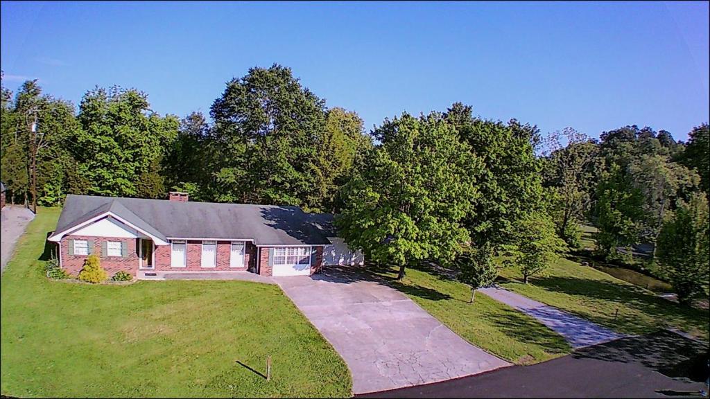 an aerial view of a house with a driveway at Hoot-N-Holler in Pigeon Forge