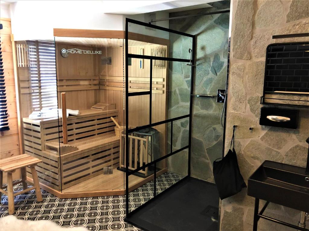 インツェルにあるSauna & Whirlpool - ALPENLIEBE APARTmentsのバスルーム(ガラスドア付きのシャワー付)