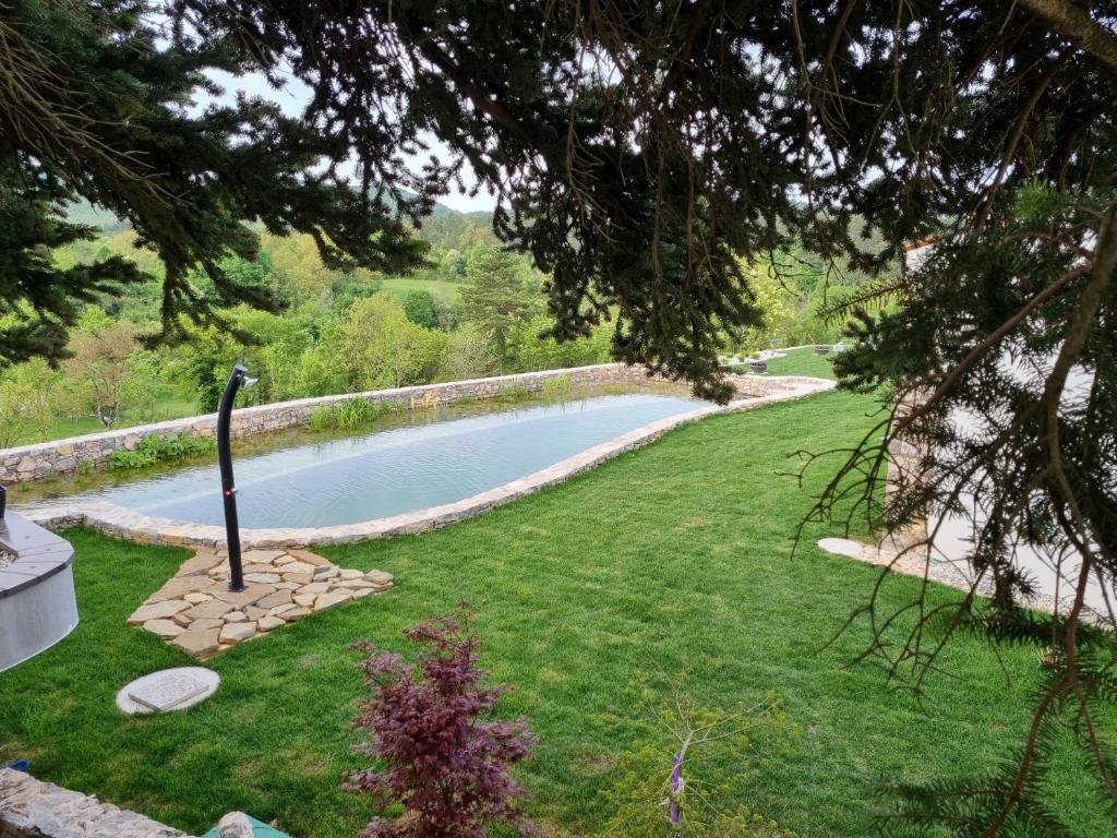 una piscina en medio de un patio en Shamarè Resort **** en Hrpelje