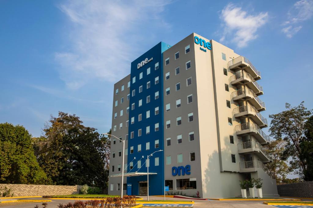 hotel z niebiesko-białym budynkiem w obiekcie One Tapachula w mieście Tapachula