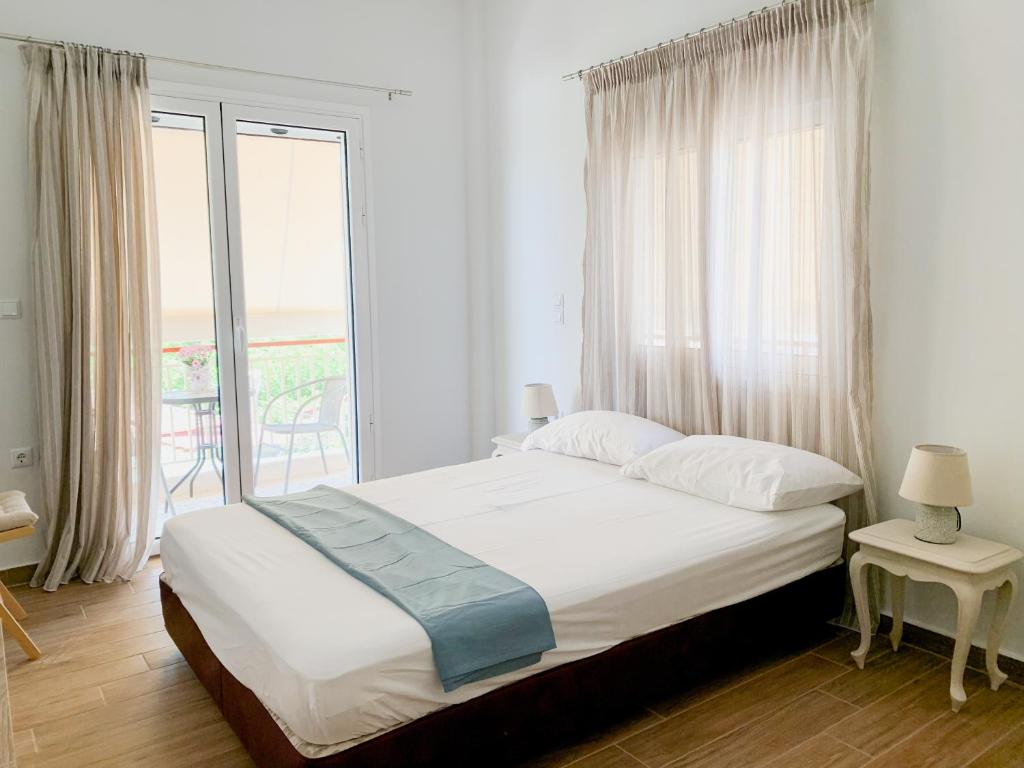 um quarto com uma cama e uma grande janela em Maria house em Eleonas