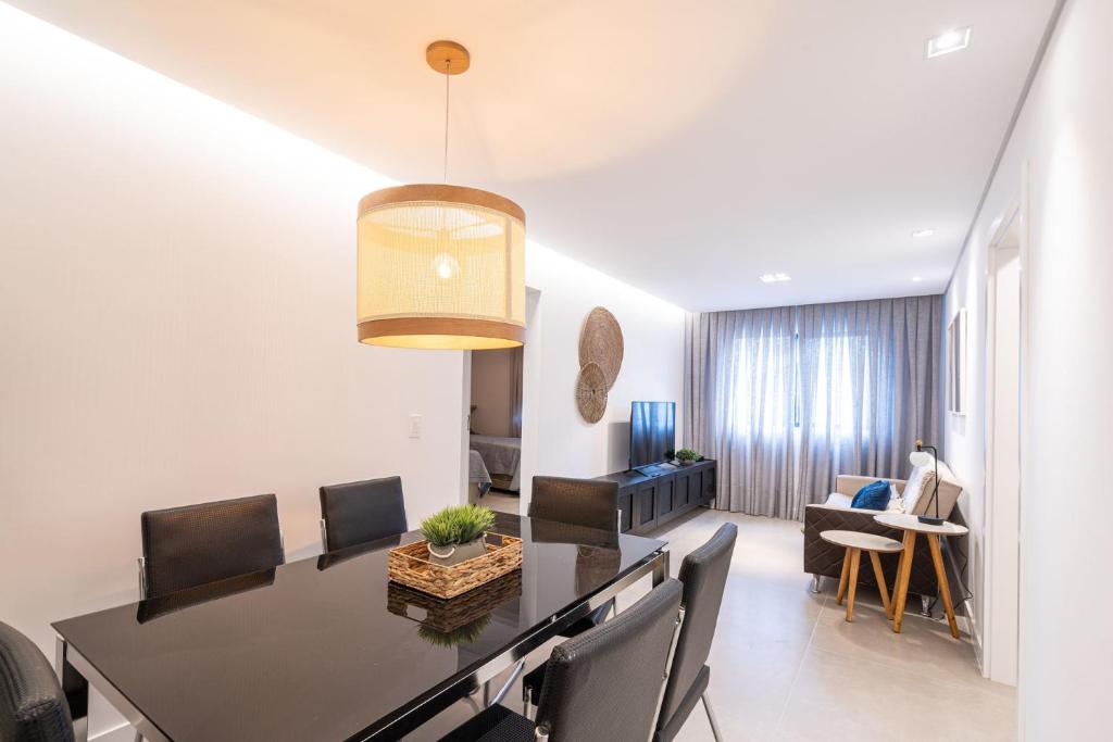 a dining room and living room with a dining table at Incrivel apartamento com WiFi na Praia Brava SC in Itajaí