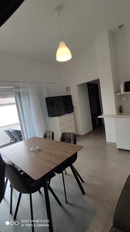 TV a/nebo společenská místnost v ubytování Apartmani Gavran