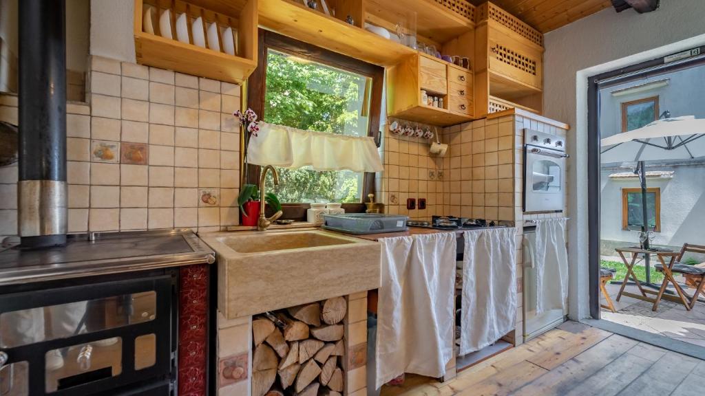 - une cuisine avec un évier et un comptoir dans l'établissement Apartment Maltar Lič, à Lič