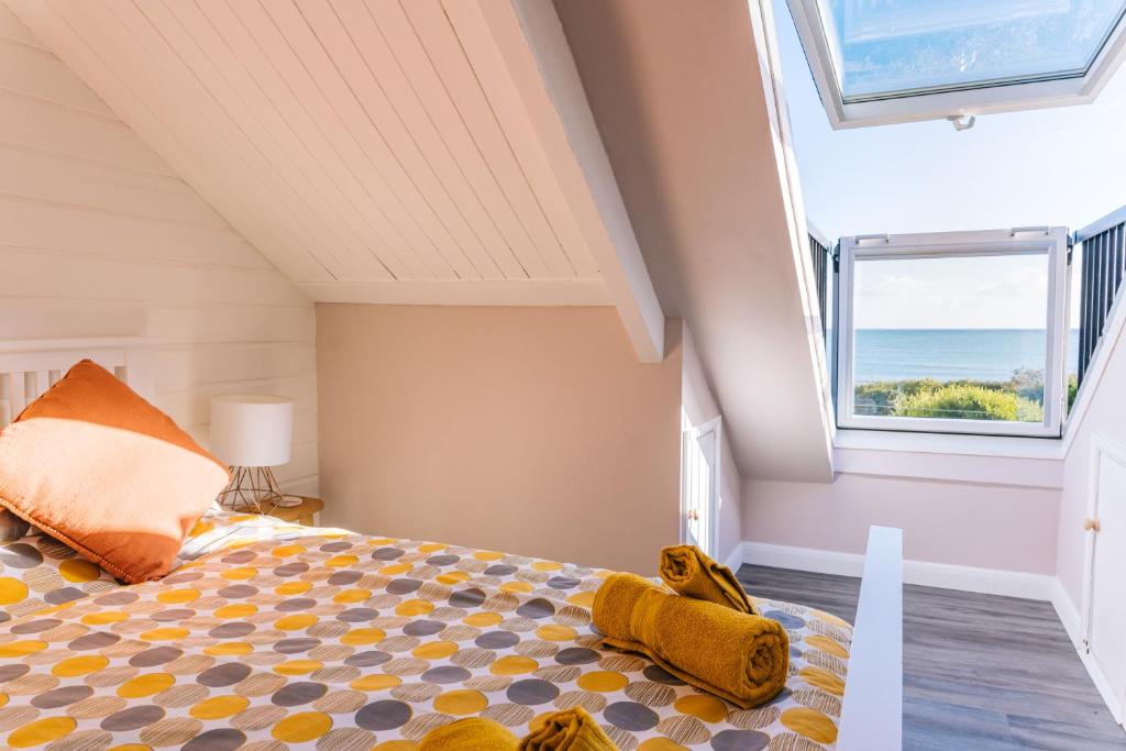 1 dormitorio con 1 cama y vistas al océano en The Mexico Inn, Flat Two, en Penzance