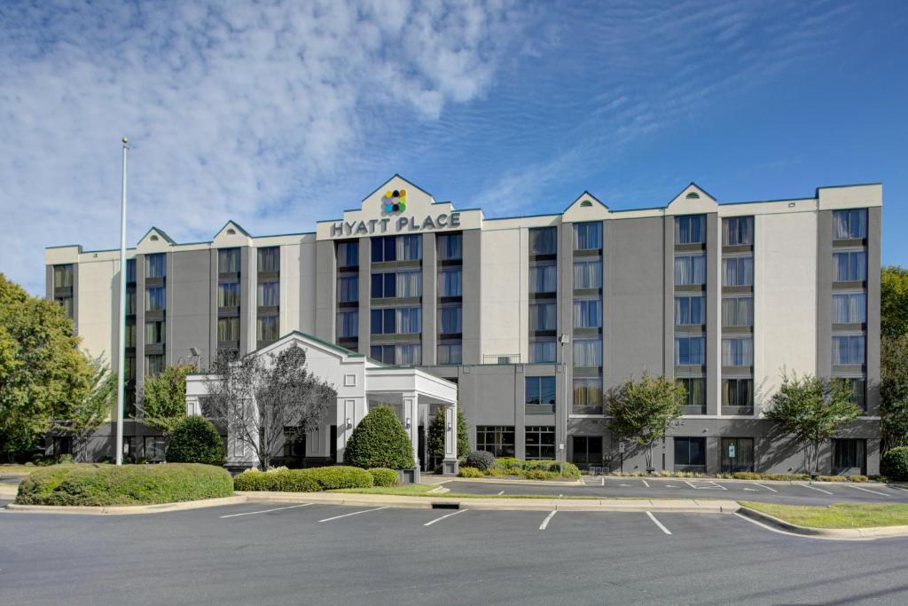 un hôtel avec un parking en face dans l'établissement Hyatt Place Memphis Primacy Parkway, à Memphis