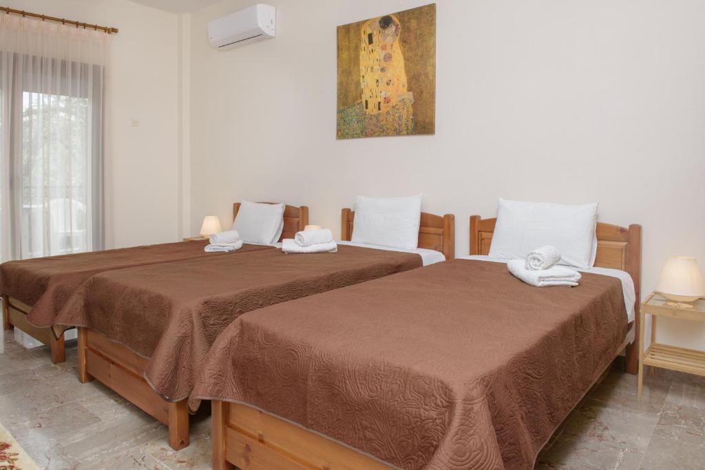 イエリソスにあるDili Apartmentsのベッド2台が隣同士に設置された部屋です。