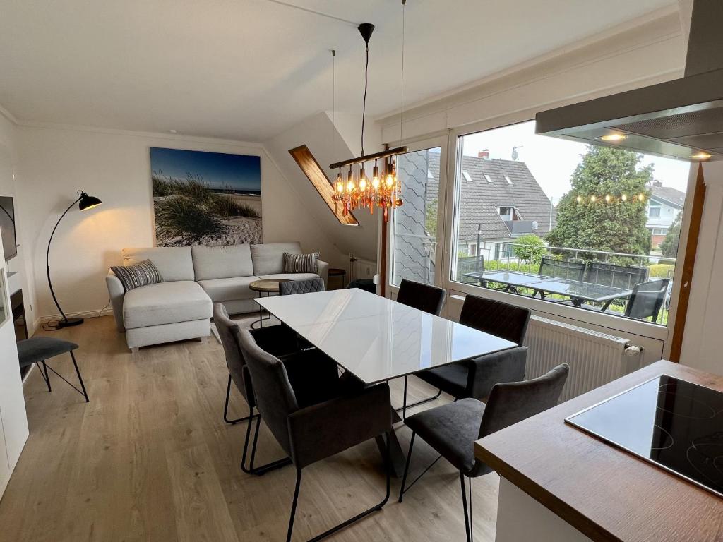 sala de estar con mesa, sillas y sofá en Lichtermeer 3 0, en Dahme