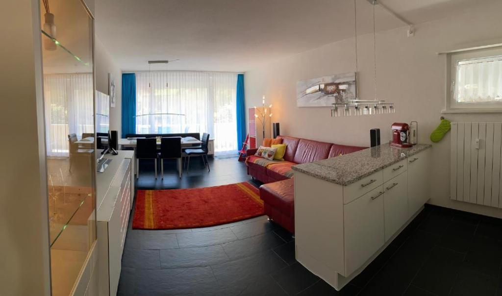 cocina y sala de estar con sofá rojo en Apartment Zayetta Nr. 16, en Zermatt