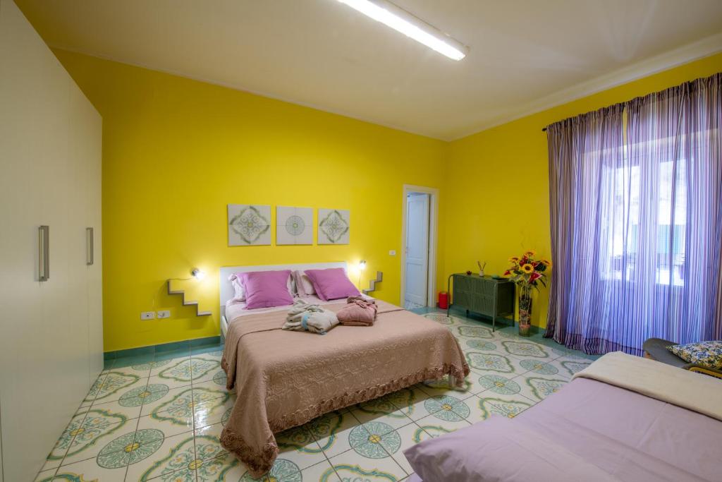アグローポリにあるVilla Lery Guesthouseのベッドルーム1室(ベッド2台付)が備わります。
