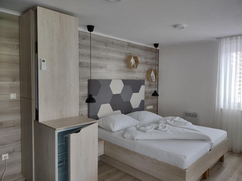 Postel nebo postele na pokoji v ubytování Apartman Kyjev