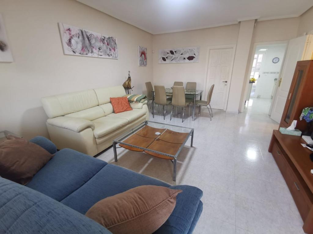- un salon avec un canapé et une table dans l'établissement Casa Malibu, à Ciudad Quesada