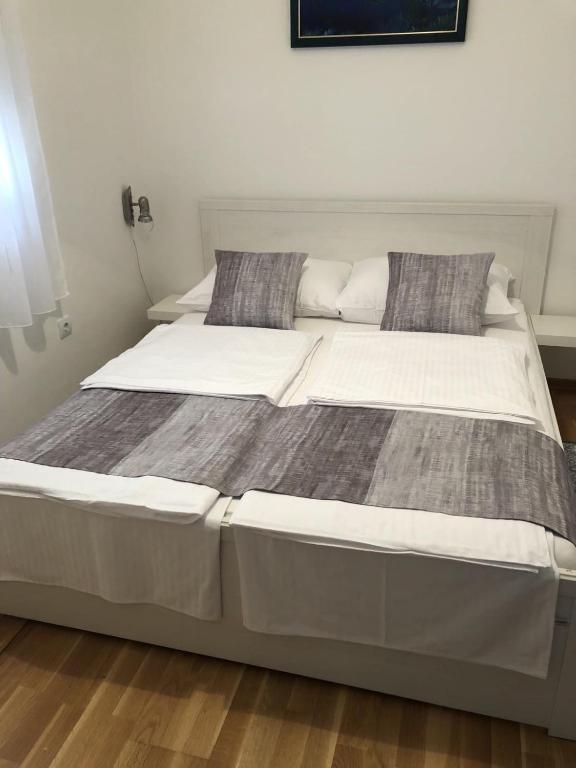Postel nebo postele na pokoji v ubytování Apartmani Gavran