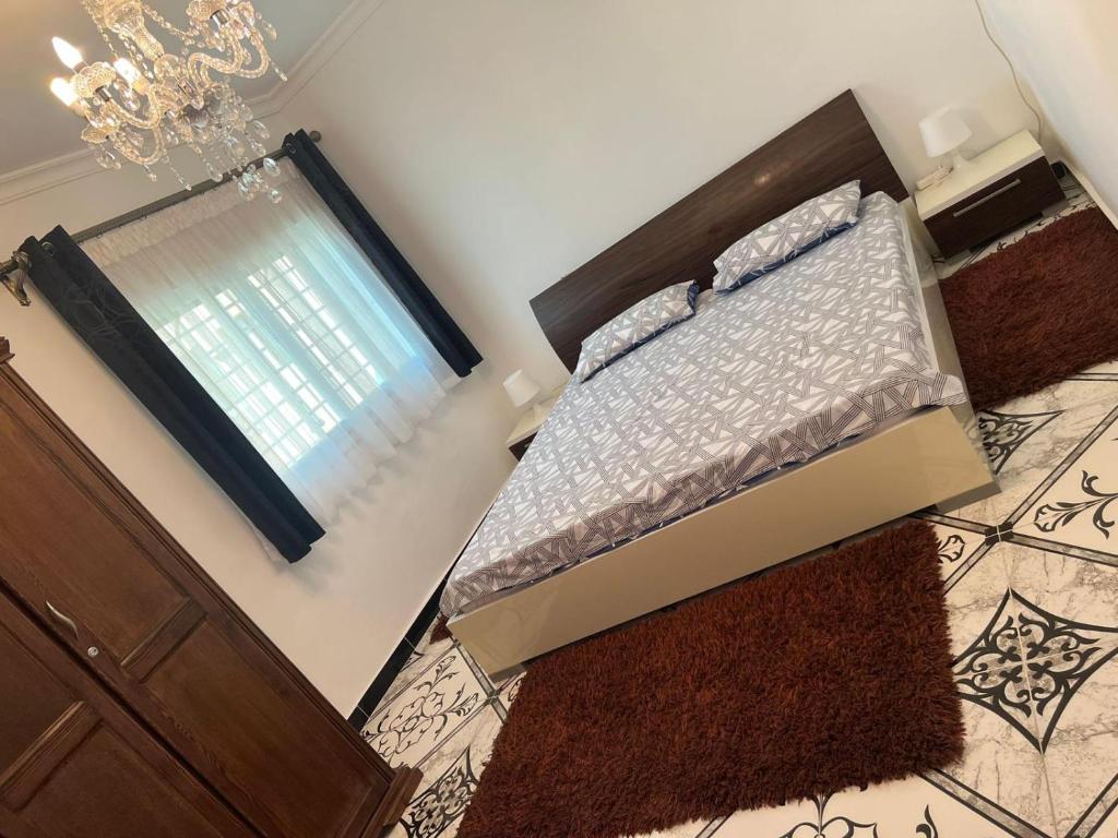 ein Schlafzimmer mit einem Bett, einem Fenster und einer Kommode in der Unterkunft APARTMENT AYOUB -for families only- in Nador