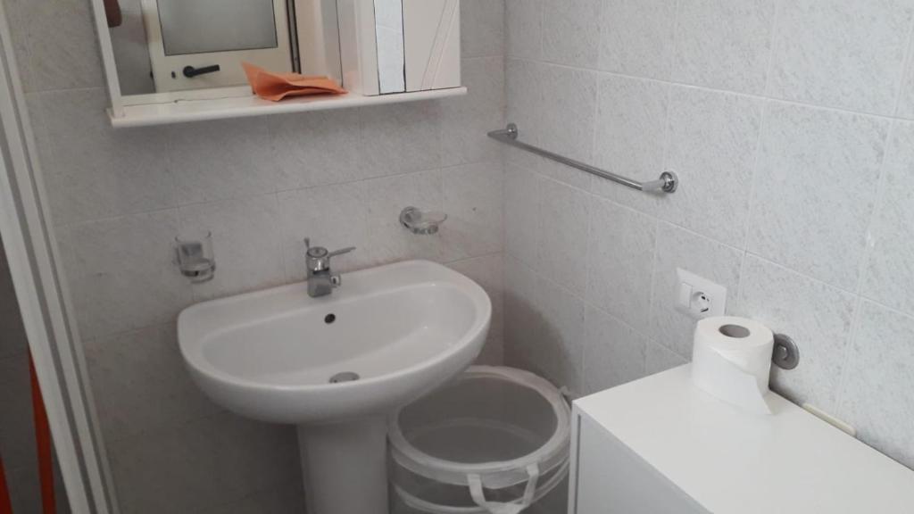 een badkamer met een wastafel, een toilet en een spiegel bij Santa Maria al Bagno - 5 min. dal mare in Santa Maria al Bagno