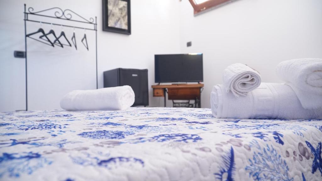 Elios bed and breakfast in Villa - Fuscaldo - Triple Room With Private Bathroom