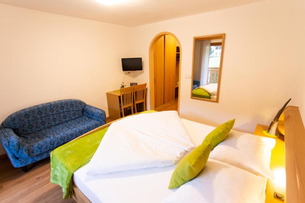 Postel nebo postele na pokoji v ubytování Almhotel Bergerhof