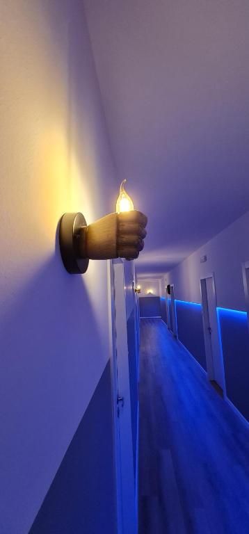 una luce sul muro di una stanza con corridoio di TokiTakai Collection a Padova